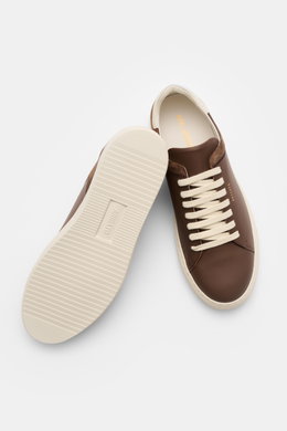 Axel Arigato Sneaker 'Clean 90 Split' braun/offwhite, von oben und seitlich, Glatt- und Veloursleder, runde Kappe, sieben-Loch-Schnürung, goldene Prägung, gepolsterter Schaftrand, Lederfutter, flexible Gummisohle.
