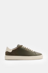 Axel Arigato Sneaker 'Clean 90 split' dark olive/offwhite shown from the side, featuring a mix of smooth and suede leather, round toe, seven-eyelet lacing, gold label embossing, padded collar, leather lining, and flexible rubber sole. Vielseitiger Begleit
