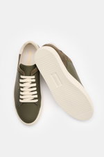 Axel Arigato Sneaker 'Clean 90 split' dark olive/offwhite shown from top and sole view, minimalist design with smooth and suede leather mix, round toe, seven-eyelet lacing, gold label embossing, padded collar, leather lining, flexible rubber sole. Vielsei