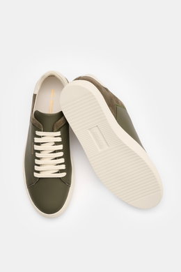 Axel Arigato Sneaker 'Clean 90 split' dark olive/offwhite shown from top and sole view, minimalist design with smooth and suede leather mix, round toe, seven-eyelet lacing, gold label embossing, padded collar, leather lining, flexible rubber sole. Vielsei
