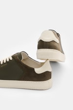 Axel Arigato Sneaker 'Clean 90 split' dark olive/offwhite shown from a rear three-quarter perspective, featuring a mix of smooth and suede leather, round toe cap, seven-eyelet lacing, gold label embossing, padded collar, leather lining, and flexible rubbe