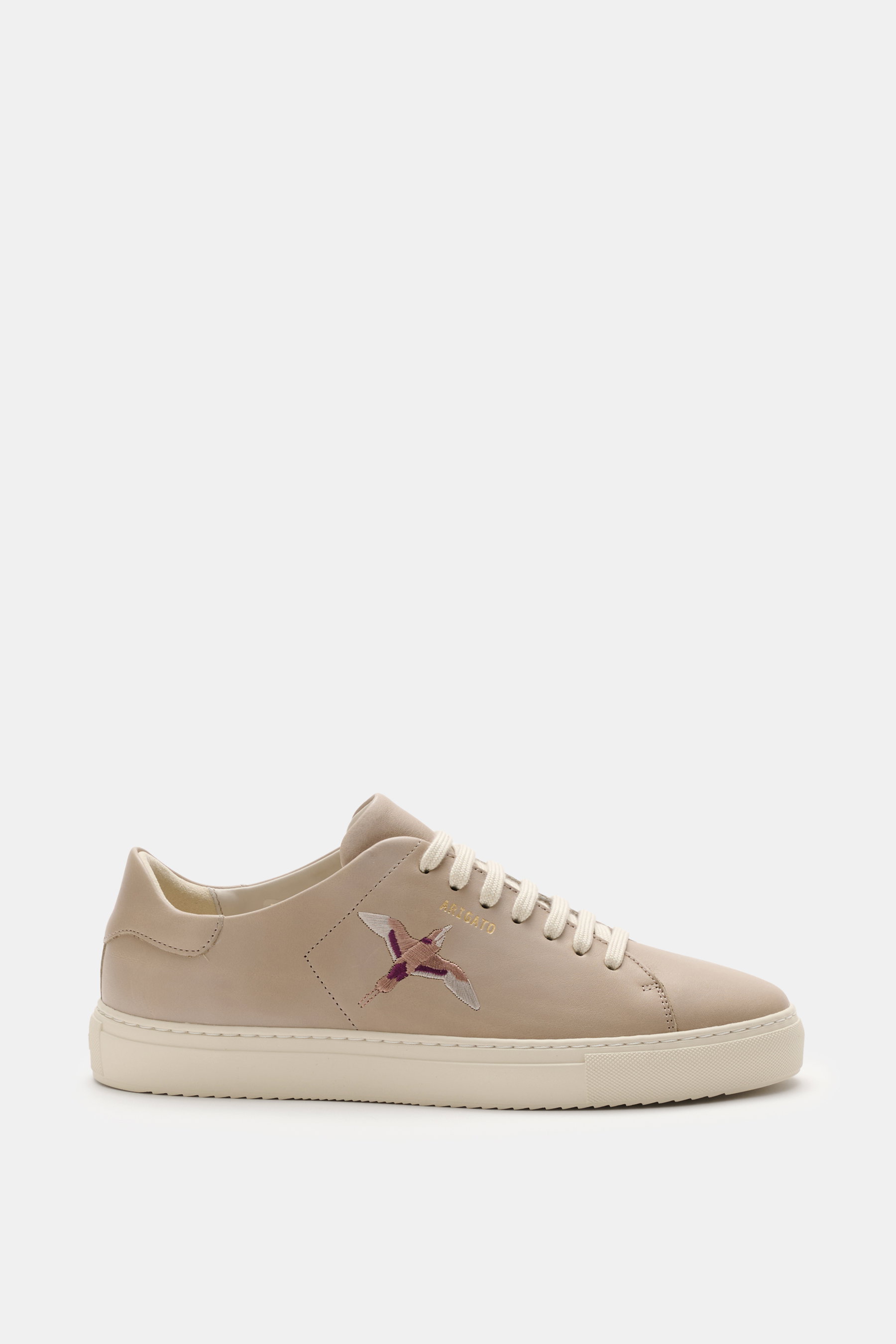 Axel Arigato Sneaker 'Clean 90 Bee Bird' beige/weiß aus Glattleder, seitliche Bee Bird-Stickerei, sieben-Loch-Schnürung, seitliche Ansicht.