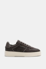 Seitliche Ansicht des Axel Arigato Sneaker 'Orbit Vintage Embroidery' dunkelgrau aus hochwertigem Veloursleder mit tonalen Overlays, Stitchings und weißer Gummisohle.