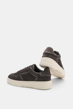 Axel Arigato Sneaker 'Orbit Vintage Embroidery' dunkelgrau aus Veloursleder, Seitenansicht mit tonalen Stitchings, runder Vorderkappe, Gummisohle.