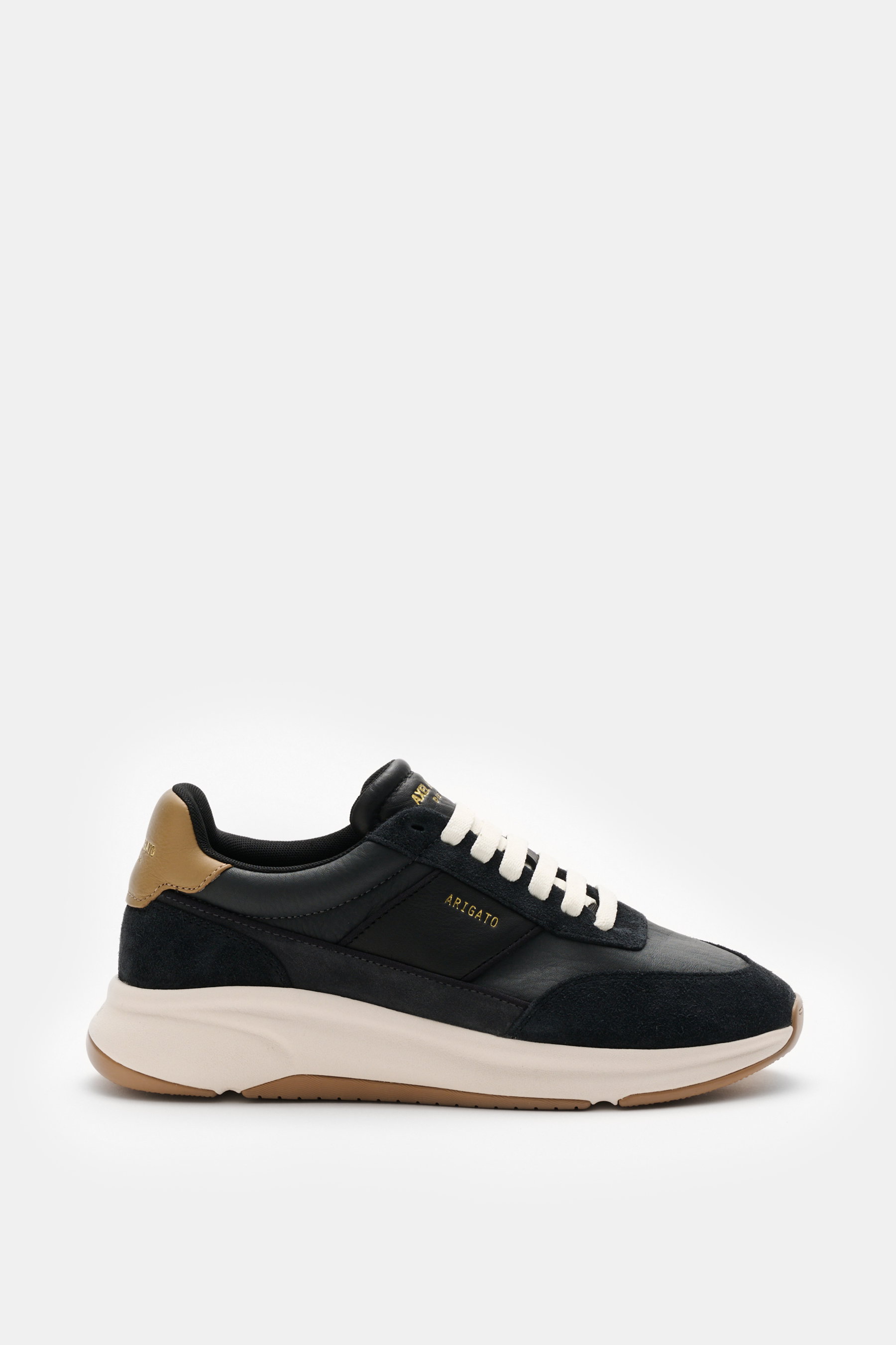Axel Arigato Sneaker 'Genesis Neo Runner' schwarz/offwhite, Seitenansicht, Velours- und Glattleder, Perforationen, goldene Prägung, Gummisohle.