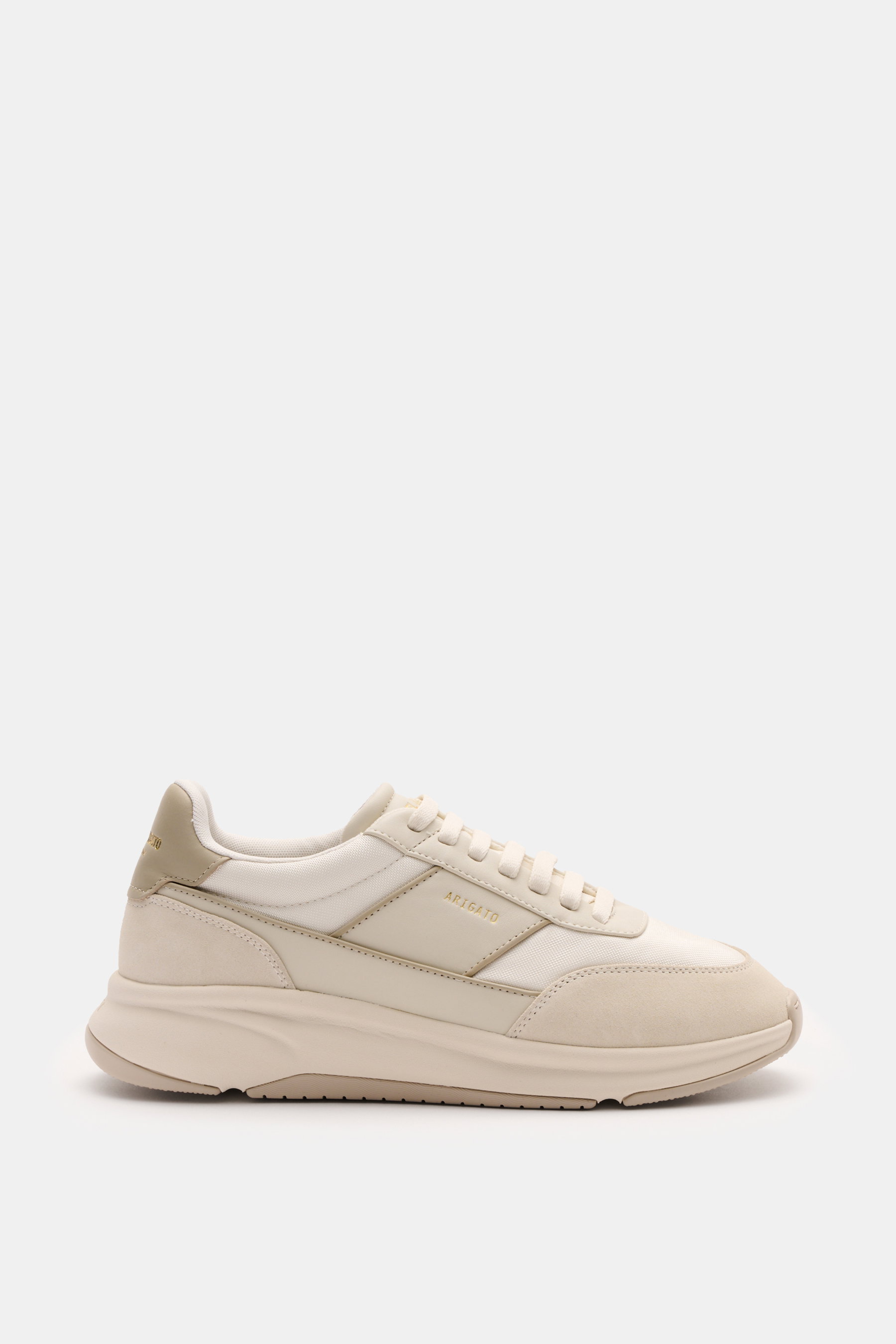 Axel Arigato Sneaker 'Genesis Neo Runner' beige/offwhite, seitliche Nahaufnahme, Velours- und Glattleder, tonale Overlays, goldene Prägung.