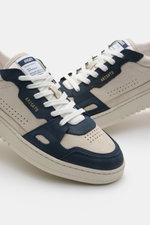 Axel Arigato Sneaker 'Dice Lo' beige/navy aus Glattleder mit Nubuk-Overlays, Perforationen, sechs Loch Schnürung, Seitenansicht.