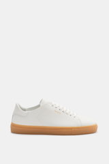Axel Arigato Sneaker 'Clean 90' offwhite, seitliche Ansicht, edles Glattleder, runde Vorderkappe, sieben-Loch-Schnürung, goldene Prägung, flexible Sohle.