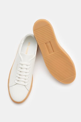 Axel Arigato Sneaker 'Clean 90' offwhite aus Glattleder mit flexibler Gummisohle, sieben Loch Schnürung, goldfarbener Prägung, von oben fotografiert.