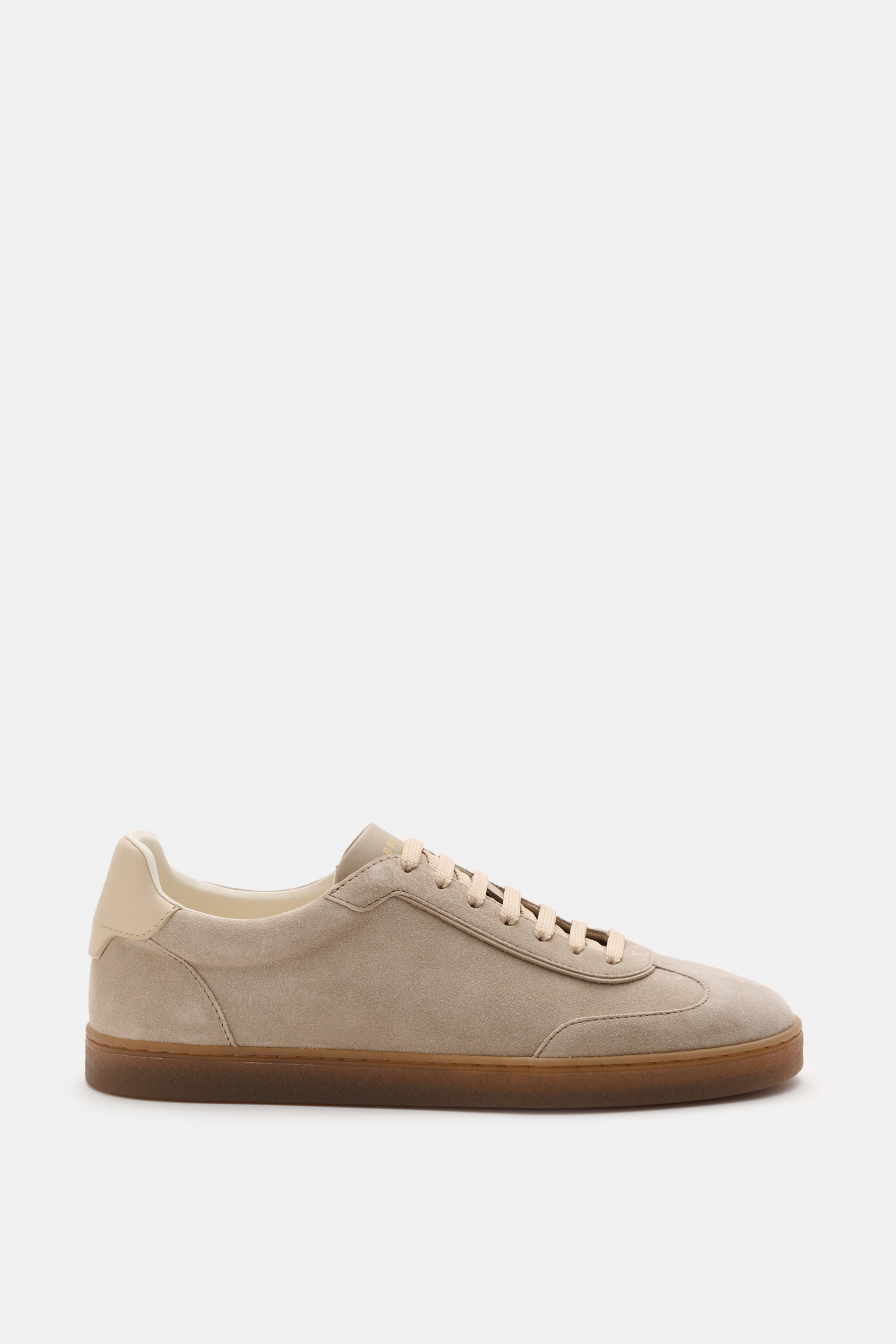 Brunello Cucinelli Sneaker sand in seitlicher Nahaufnahme, retroeske Silhouette aus geschmeidigem Veloursleder, Naturgummi-Sohle, goldfarbene Details.