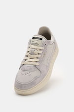 Axel Arigato Sneaker 'Dice Lo' pastellblau/hellgrau aus Nubuk- und Veloursleder mit Perforationen, goldfarbener Prägung, gepolstertem Schaftrand, flexible Gummisohle, frontal schräg von oben fotografiert.