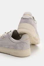 Axel Arigato Sneaker 'Dice Lo' pastellblau/hellgrau aus Nubuk- und Veloursleder, seitlich perforiert, von hinten und schräg fotografiert.