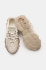 Axel Arigato Sneaker 'Eris' offwhite, sportiver Schuh mit schmal zulaufender Silhouette, Velours- und Glattleder, Vier-Loch-Schnürung, von oben fotografiert.