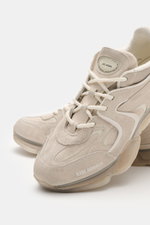 Axel Arigato Sneaker 'Eris' offwhite aus edlem Veloursleder, schmal zulaufend mit Vier-Loch-Schnürung, Frontperspektive.