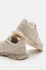 Axel Arigato Sneaker 'Eris' offwhite aus edlem Veloursleder mit schmal zulaufender Silhouette, vier-Loch-Schnürung, seitlicher Ansicht.