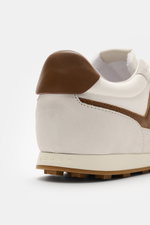 Hinteransicht des Hogan Sneaker 'Allacciato' braun/hellgrau aus Velours- und Glattleder mit gepolstertem Schaftrand und Gummisohle.