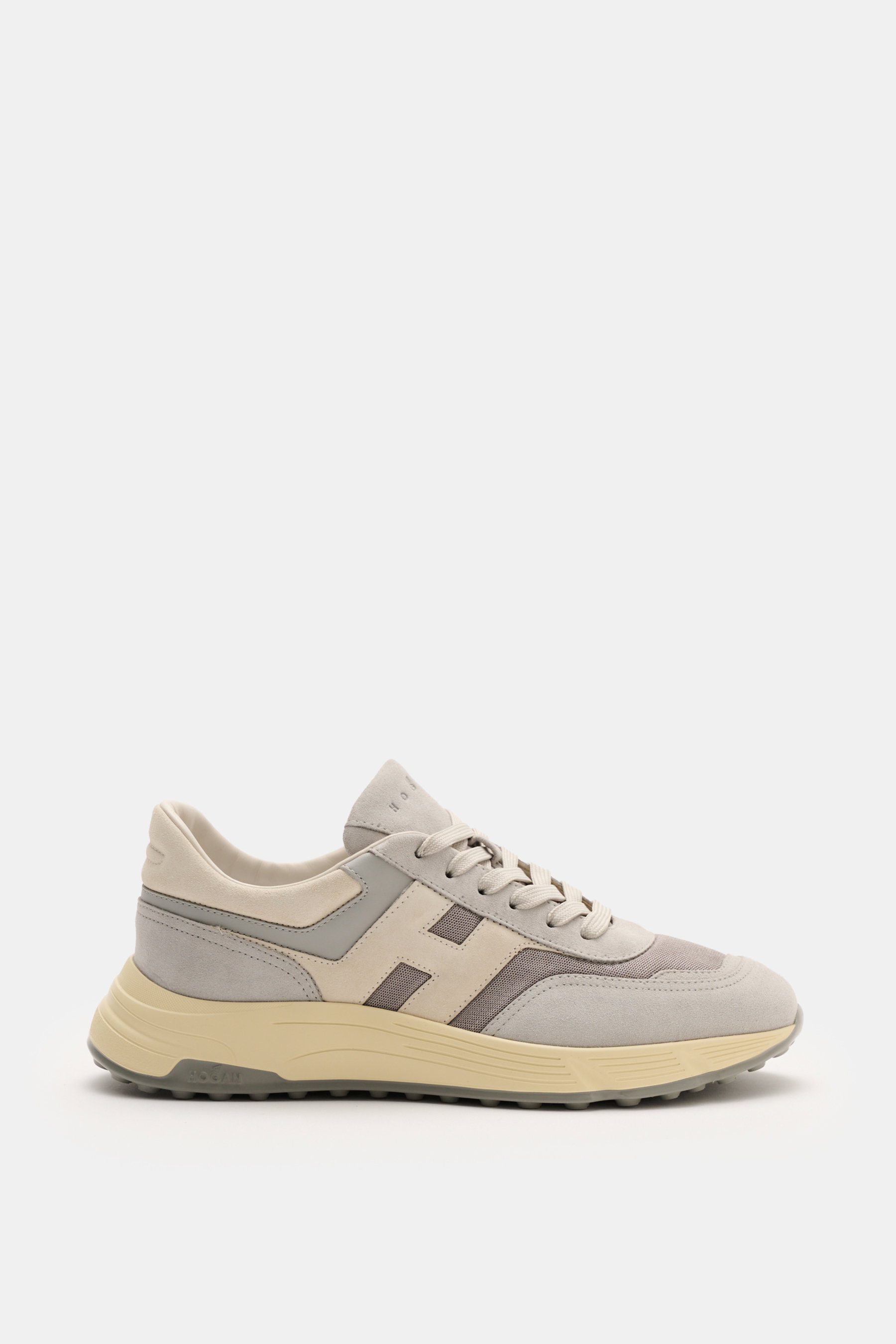 Side view of Hogan Sneaker 'Hyperlight' grau/beige in edles Veloursleder with contrasting overlays, round toe, 6-hole lacing, padded collar, leather-textile lining, memory foam insole, and rubber sole with stud profile, combining modern, sporty, and urban