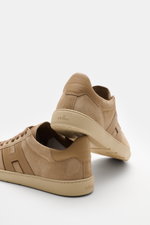 Beige Hogan Sneaker 'Cool Allacciato' aus Velours- und Glattleder mit Memory-Foam-Fußbett, Sieben-Loch-Schnürung, H-Logo, flexible Gummisohle, Rückenansicht.