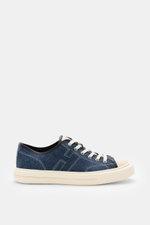 Hogan Sneaker 'Allacciato Cuciture' dunkelblau/offwhite seitlich fotografiert, robuster Canvas, Memory-Foam-Fußbett, flexible Gummisohle, sechs-Loch-Schnürung, Leder-Textil-Innenfutter, Logo-Print auf der Schuhlasche.