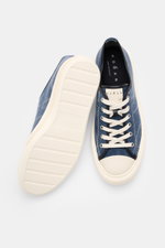 Hogan Sneaker 'Allacciato Cuciture' dunkelblau/offwhite, Denim-Optik, Memory-Foam, Canvas, Sechs-Loch-Schnürung, flexible Gummisohle, von oben und der Sohle fotografiert.