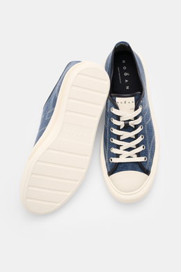 Hogan Sneaker 'Allacciato Cuciture' dunkelblau/offwhite, Denim-Optik, Memory-Foam, Canvas, Sechs-Loch-Schnürung, flexible Gummisohle, von oben und der Sohle fotografiert.