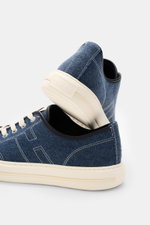 Hogan Sneaker 'Allacciato Cuciture' dunkelblau/offwhite aus robustem Canvas, Memory-Foam-Fußbett, flexible Gummisohle, seitlich und von hinten fotografiert.