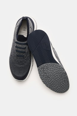 Brunello Cucinelli Sneaker navy/grau meliert shown from top and sole view, knitted exterior, three-hole lacing, rubberized parts.  
<p>Perfekt für den urbanen Mann: Dieser moderne Sneaker wurde gestrickt und bietet zusätzlich dank der komfortablen Sohle d