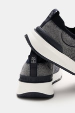 Rear and side view of Brunello Cucinelli Sneaker navy/grau meliert with knitted exterior, slightly tapered shape, and robust rubber sole.

<p>Perfekt für den urbanen Mann: Dieser moderne Sneaker wurde gestrickt und bietet zusätzlich dank der komfortablen 