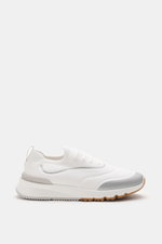 Brunello Cucinelli Sneaker weiß/silbergrau shown from the right side, modern knitted upper, slightly narrow, three-eyelet lacing, rubberized parts, textile lining, sturdy rubber sole. <p>Perfekt für den urbanen Mann: Dieser moderne Sneaker wurde gestrickt