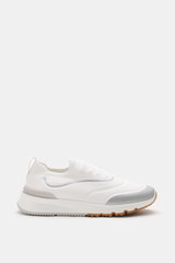 Brunello Cucinelli Sneaker weiß/silbergrau shown from the right side, modern knitted upper, slightly narrow, three-eyelet lacing, rubberized parts, textile lining, sturdy rubber sole. <p>Perfekt für den urbanen Mann: Dieser moderne Sneaker wurde gestrickt