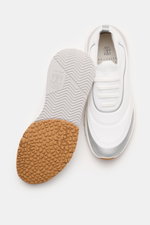 Brunello Cucinelli Sneaker weiß/silbergrau shown from top and sole view, featuring a knitted exterior, sleek shape, three-eyelet lacing, rubberized parts, textile lining, and durable rubber sole. <p>Perfekt für den urbanen Mann: Dieser moderne Sneaker wur