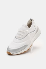 Brunello Cucinelli Sneaker weiß/silbergrau shown from a front-side angle, featuring a knitted exterior, slim fit, three-eyelet lacing, rubberized parts, textile lining, and durable rubber sole. Perfect for the urban man: This modern sneaker is knitted and