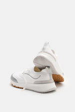 Brunello Cucinelli Sneaker weiß/silbergrau shown from a rear-side angle, featuring a knitted exterior, slim shape, three-eyelet lacing, rubber details, textile lining, and durable rubber sole; perfect for the urban man with comfort for city strolls.