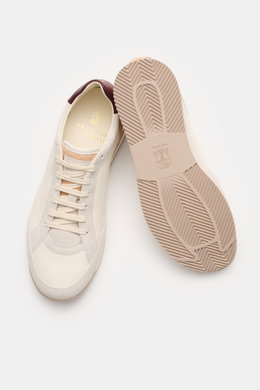 Brunello Cucinelli Sneaker offwhite/hellgrau shown from top and sole view, retro style with grainy smooth and suede leather, slim silhouette, seven-hole lacing, leather appliqués, logo-printed heel collar, leather lining, and ribbed rubber outsole, perfec