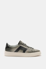 Santoni Sneaker 'Double Buckle' salbei seitlich fotografiert, feines Glattleder, charakteristisches Double Buckle Overlay, runde Form, 7-Loch-Schnürung, Emblem auf der Lasche, gepolsterter Schaftrand, Leder-Innenfutter, flexible Kautschuksohle.