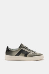 Santoni Sneaker 'Double Buckle' salbei seitlich fotografiert, feines Glattleder, charakteristisches Double Buckle Overlay, runde Form, 7-Loch-Schnürung, Emblem auf der Lasche, gepolsterter Schaftrand, Leder-Innenfutter, flexible Kautschuksohle.