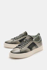 Santoni Sneaker 'Double Buckle' salbei aus feinem Leder seitlich mit Double Buckle Overlay, runder Form, Sieben-Loch-Schnürung, Emblem, gepolstertem Schaftrand und flexibler Sohle, seitliche Perspektive.