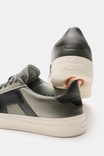Santoni Sneaker 'Double Buckle' salbei aus feinem Glattleder, Seiten-Overlays, runde Form, Sieben-Loch-Schnürung, Lederfutter, flexible Sohle, Rückansicht.