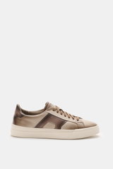 Santoni Sneaker 'Double Buckle' taupe seitlich fotografiert, feines Glattleder, charakteristisches Overlay, runde Form, Kautschuksohle.