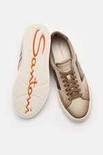 Santoni Sneaker 'Double Buckle' taupe, von oben fotografiert, zeigt feines Glattleder, charakteristische Overlays, Sieben-Loch-Schnürung, gepolsterten Schaftrand, Leder-Innenfutter und flexible Kautschuksohle.
