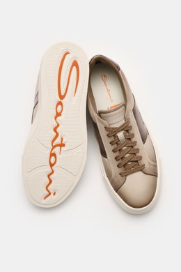 Santoni Sneaker 'Double Buckle' taupe, von oben fotografiert, zeigt feines Glattleder, charakteristische Overlays, Sieben-Loch-Schnürung, gepolsterten Schaftrand, Leder-Innenfutter und flexible Kautschuksohle.