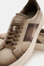 Santoni Sneaker 'Double Buckle' taupe aus feinem Glattleder, Nahaufnahme von oben mit sieben-Loch-Schnürung, gepolstertem Schaftrand.
