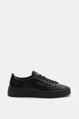 Santoni Sneaker 'Double Buckle' schwarz seitlich fotografiert, edles Glattleder, sieben-Loch-Schnürung, gepolsterter Schaftrand, flexible Kautschuksohle.