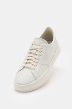 Santoni Sneaker 'Double Buckle' weiß aus edlem Glattleder, sieben-Loch-Schnürung, runder Vorderkappe, tonalen Overlays und flexiblem Kautschuksohle, frontale Perspektive.
