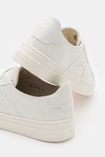 Santoni Sneaker 'Double Buckle' weiß aus edlem Glattleder, sieben-Loch-Schnürung, runder Vorderkappe, tonalen Overlays und Emblem, gepolstertem Schaftrand, Lederfutter und flexibler Kautschuksohle, Rückansicht.