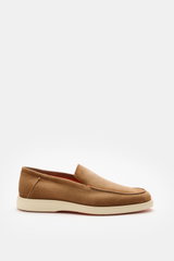 Santoni Loafer 'Detroit' hellbraun aus geschmeidigem Veloursleder mit schmaler Silhouette, Ziernaht, hellem Kautschuksohlen-Twist, Seitenansicht.