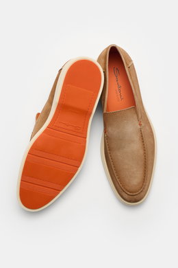 Santoni Loafer 'Detroit' hellbraun aus geschmeidigem Veloursleder mit schmaler Silhouette, Ziernaht, innen Lederfutter, helle Kautschuksohle, Ansicht von oben und unten.