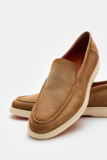 Santoni Loafer 'Detroit' hellbraun aus geschmeidigem Veloursleder mit schmal zulaufender Silhouette, Ziernaht, hellem Farbverlauf und flexibler Kautschuksohle, seitliche Nahaufnahme.