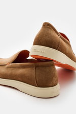 Santoni Loafer 'Detroit' hellbraun aus geschmeidigem Veloursleder mit schmaler Silhouette, Ziernaht, ledernem Innenfutter und heller Kautschuksohle, seitliche Nahaufnahme.