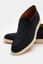 Santoni Desert Boot 'Detroit' navy aus geschmeidigem Veloursleder, schmal zulaufend mit Ziernaht, kontrast Stitching, Lederfutter, Gummisohle, Frontperspektive.